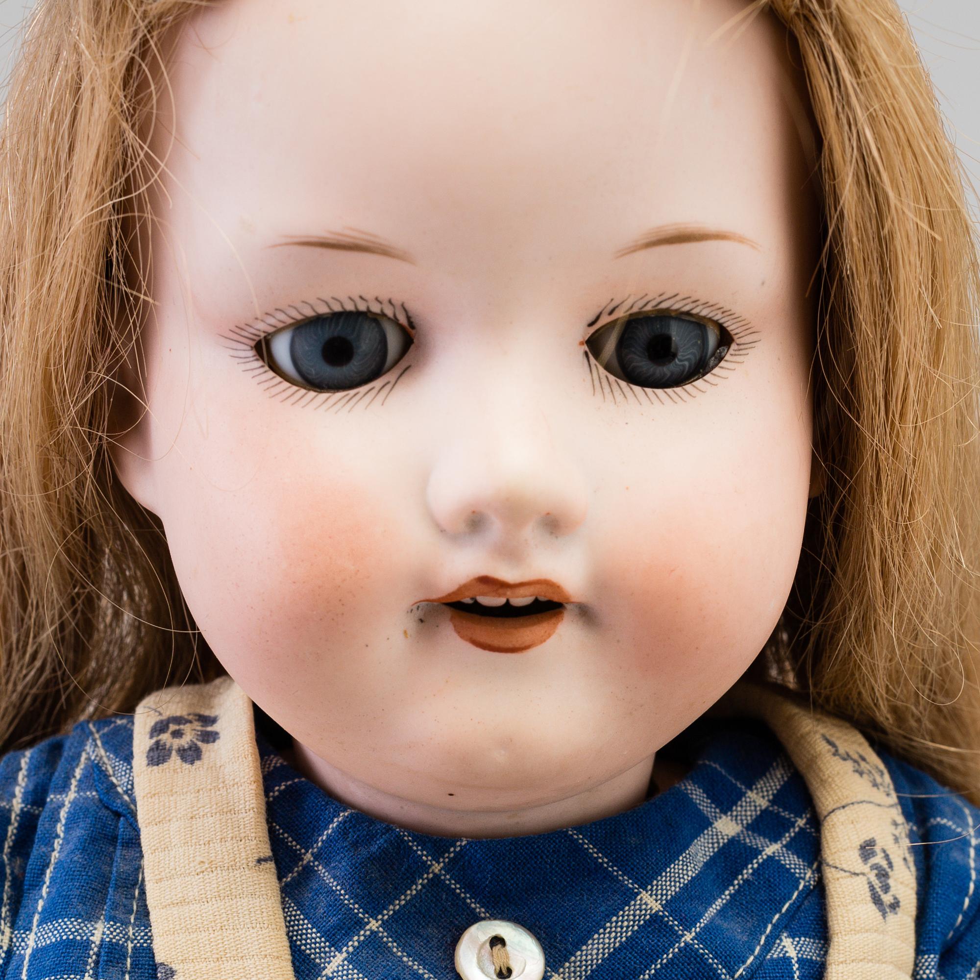 A DOLL FROM Armand Marseille MODELL NR 390. EARLY 20TH CENTURY.