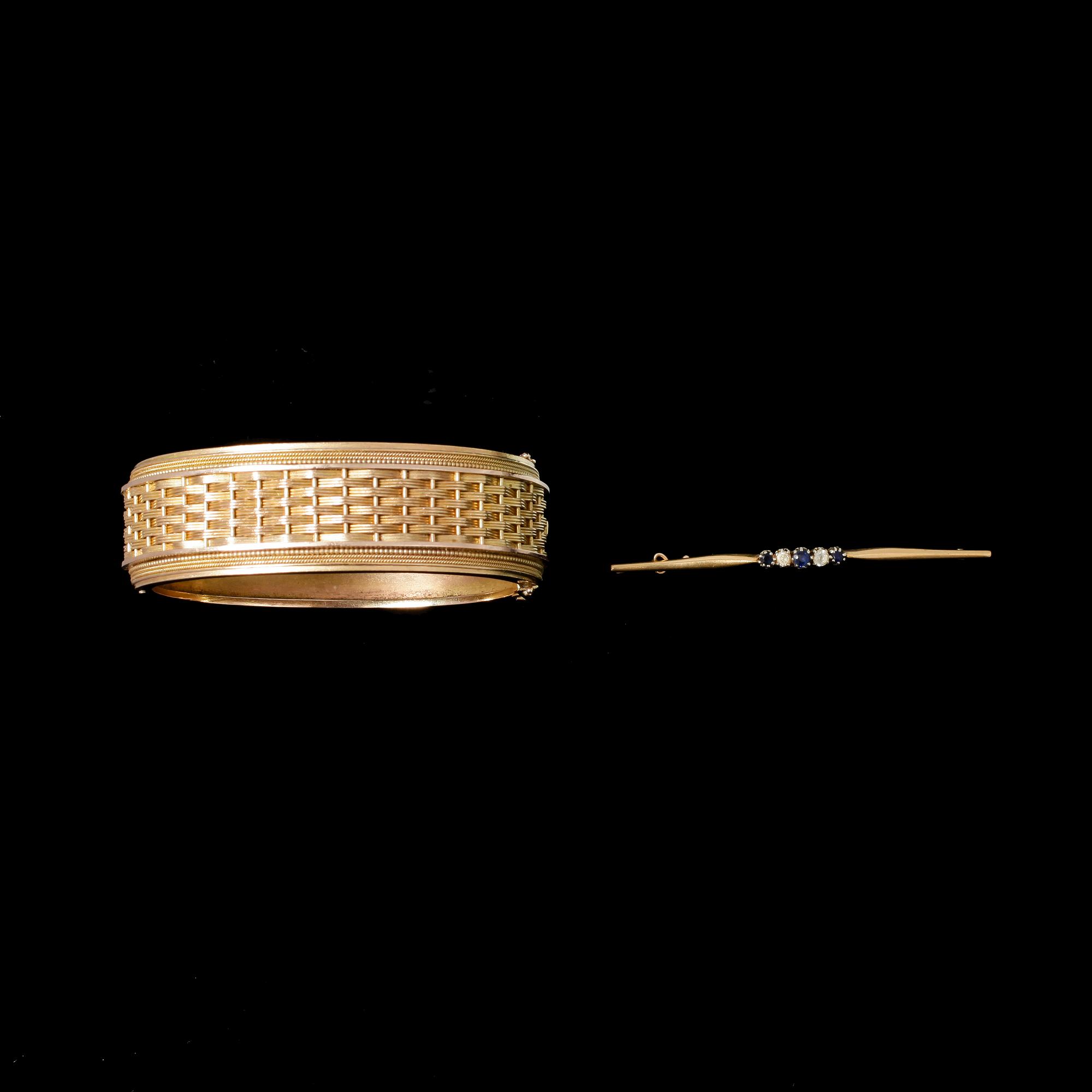 ARMRING OCH BROSCHNÅL, 14k resp 18k guld. 1800/1900-tal. Vikt 30,6g resp 2,5.