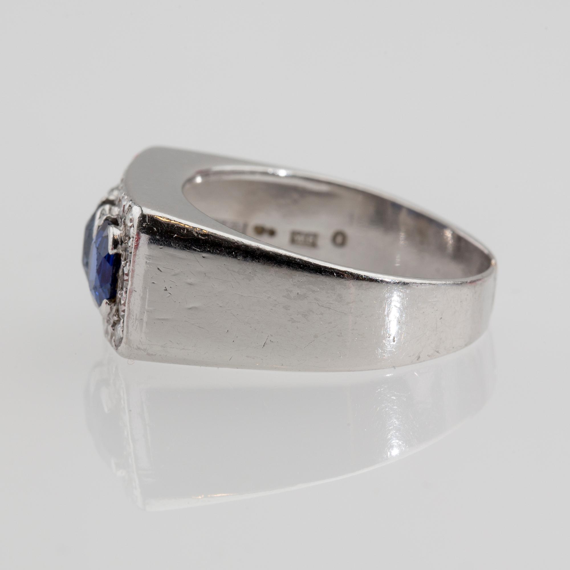RING, 18 k vitguld med åttkantslipade diamanter ca 0.44 ct samt safirer. W A Bolin, Stockholm, 1938. Vikt ca 10 g.