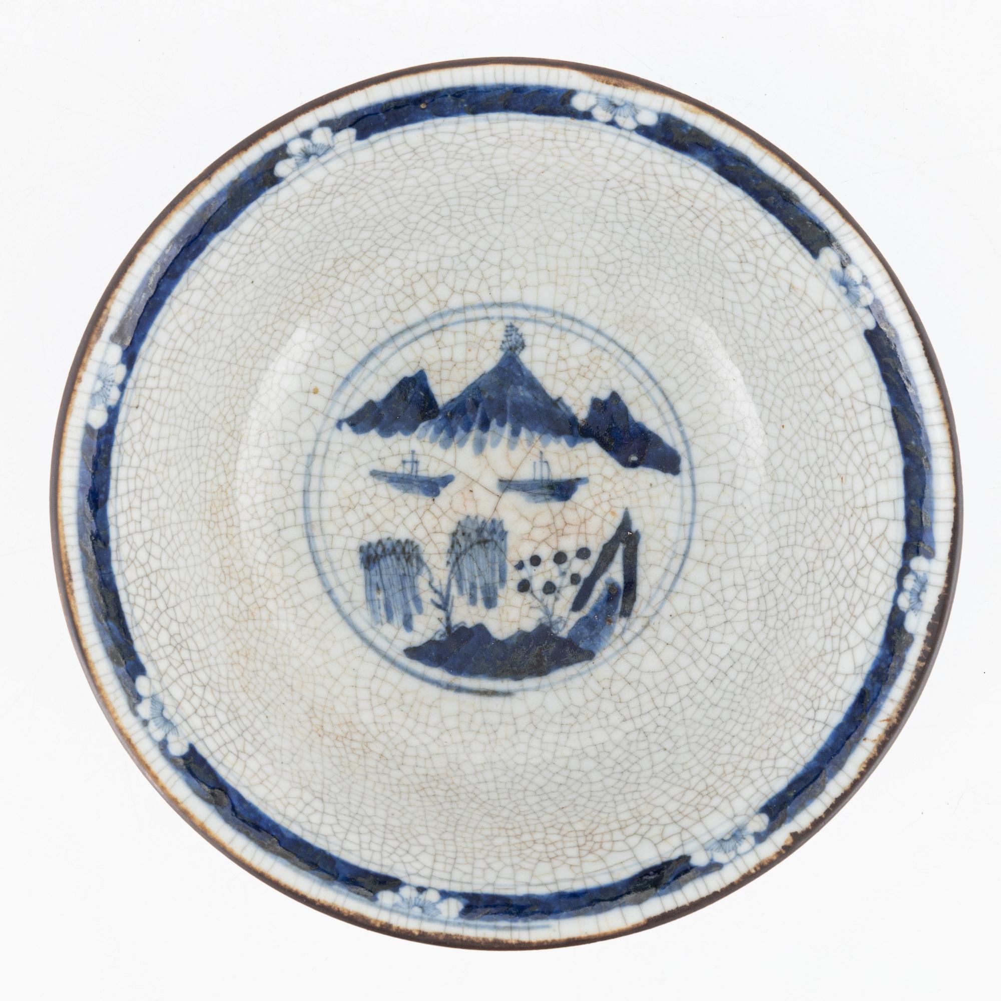 A Chinese porcelain punch bowl, around the year 1900.