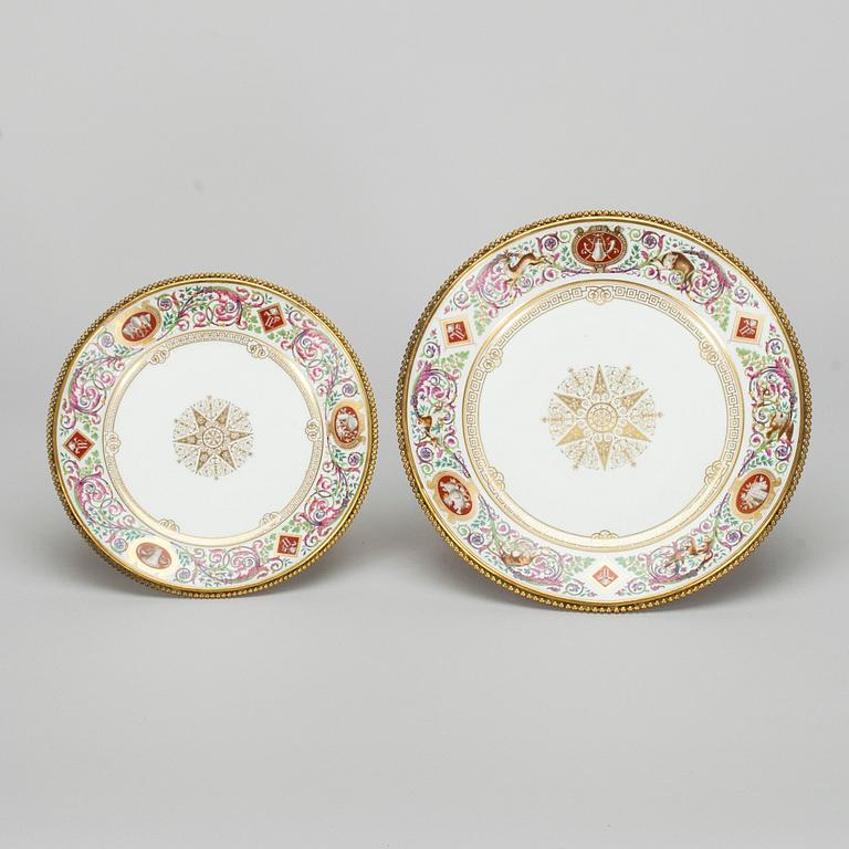 TAZZOR, 2 st, porslin, Sèvres, märkta Chateau de Fontainebleau. Frankrike 1800-tal.