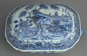 SMÖRTERRIN, porslin, Kina, Qianlong (1736-95).