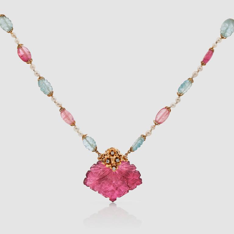 COLLIER med snidad rosa turmalin, akvamarin, odlade pärlor samt briljantslipade diamanter totalt ca 0.35 ct.