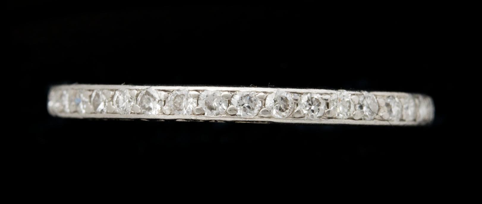 RING, sk eternityring med små briljatnslipade diamanter, fattade runtom hela ringen, tot. ca 0.40 ct.