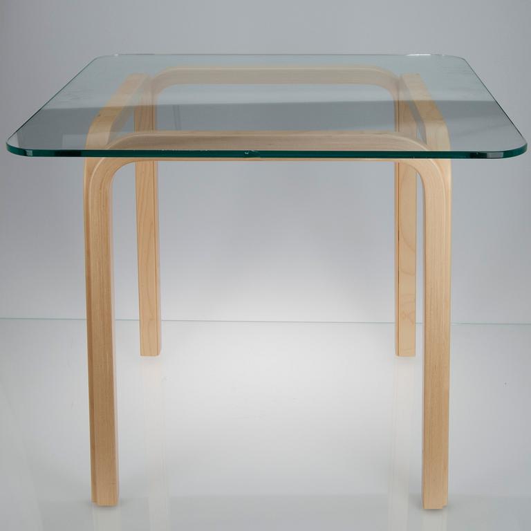 BORD MED GLASSKIVA, Y805C. Alvar Aalto, Artek. Modellen formgiven 1945.