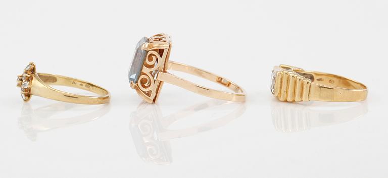 RINGAR, 3 st, 18K guld, blå- samt vita stenar.