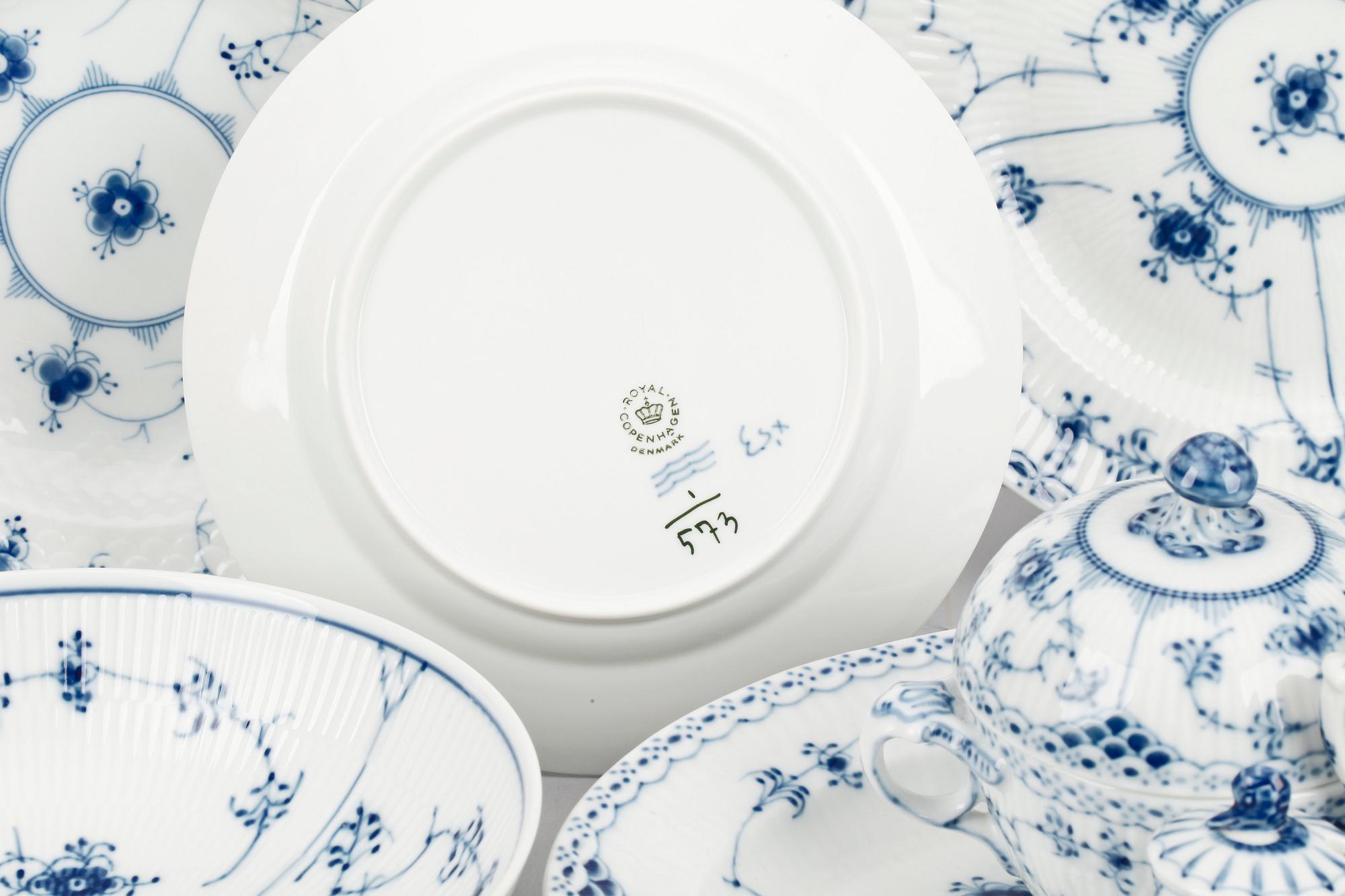 SERVISDELAR, 54 st, porslin, mestadels Royal Copenhagen, Musselmalet.