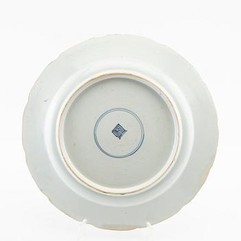 A Chinese famille verte porcelain dish, Qing dynasty, Kangxi (1662-1722).