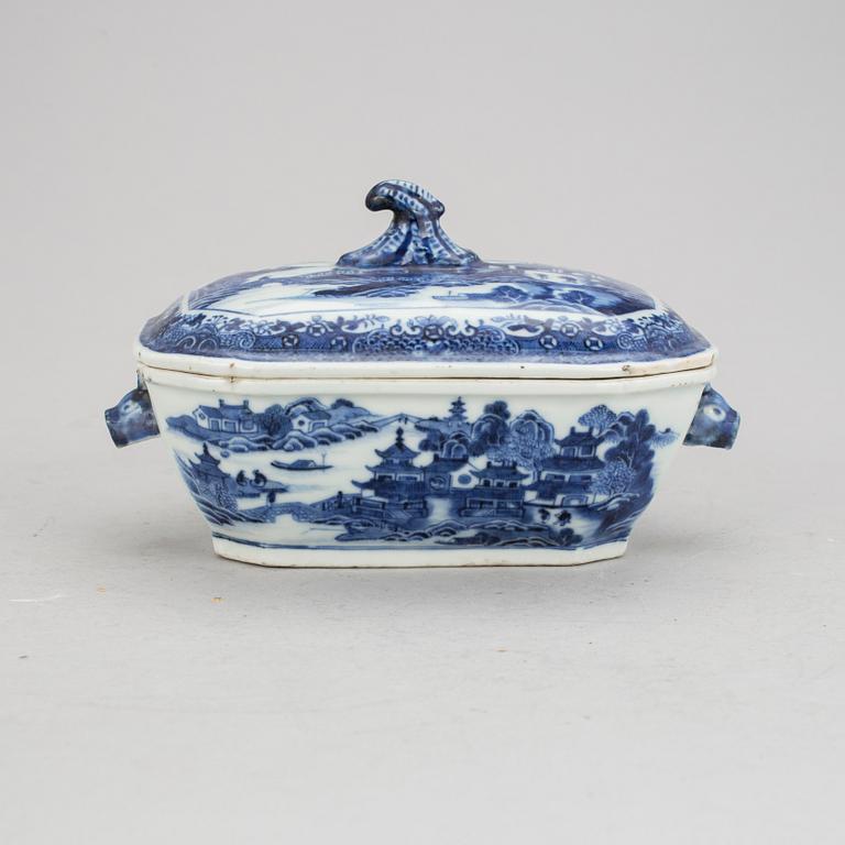 SMÖRTERRIN, porslin, Qingdynastin, Qianlong (1736-95).