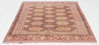 An oriental rug, a. 189 x 119 cm.