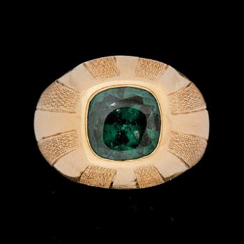 RING, 18 k guld med grön sten, Petterssons , Stockholm, 1955. Vikt ca 4 g.