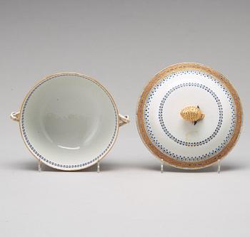 SKÅLFAT samt EQUELLE med LOCK, vapenporslin, Qingdynastin, Jiaqing 1796-1820.