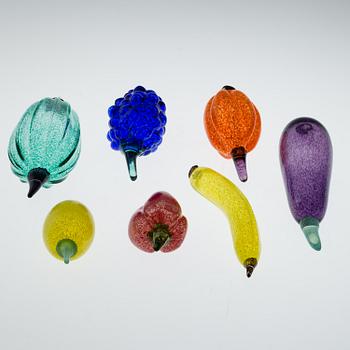 GUNNEL SAHLIN, 7 fruit glas sculptures, Kosta Boda, late 1900's.