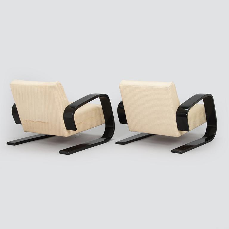 Alvar Aalto, a pair of 1970s armchairs 'Tank chair', model 400, for Artek.