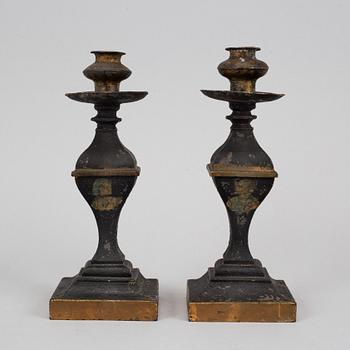 LJUSSTAKAR, ett par, målad plåt, 1800-talets mitt.