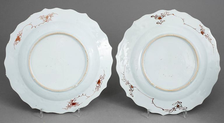 TALLRIKAR, ett par samt SKÅLFAT, porslin, Kina, 1700-tal.