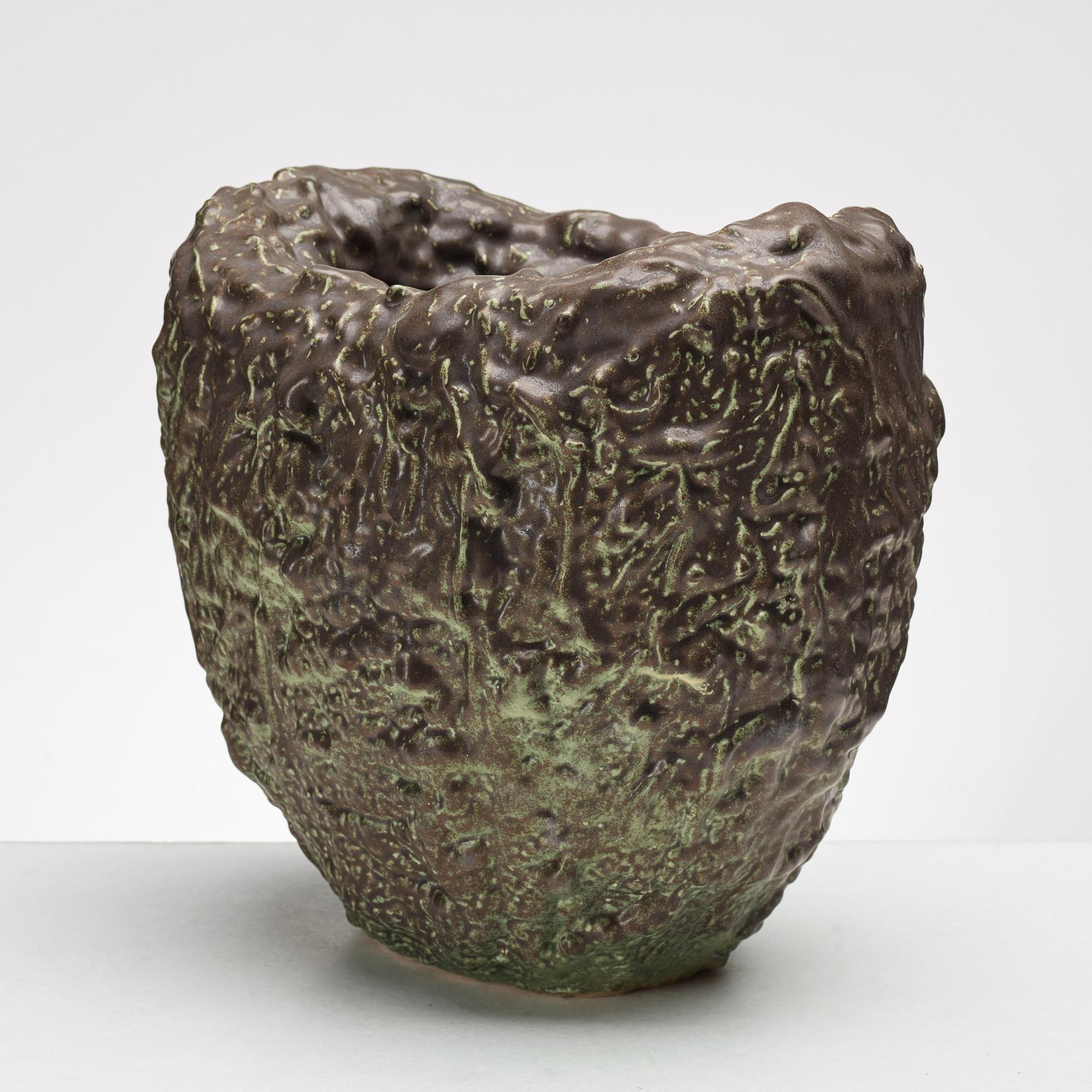 Mårten Medbo, vas, signerad och daterad 2001.