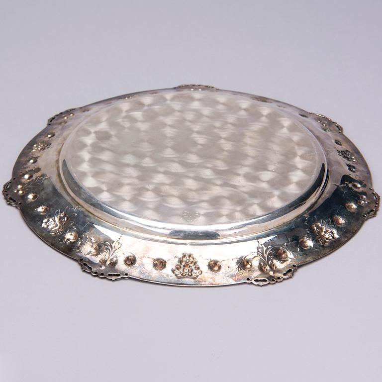 BRICKA, silver, bär finska kontrollstämplar, Helsingfors 1965. Vikt ca 838 g.