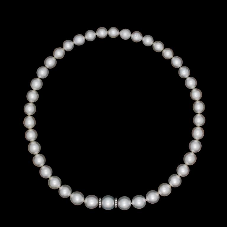 NECKLACE, cultured South sea pearls, brilliant cut diamonds, 0.27 cts. Gaudy.