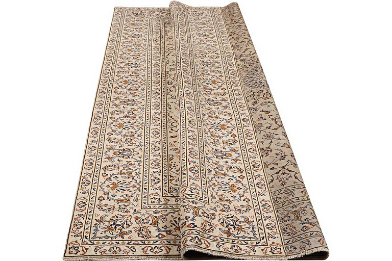 Matta, Keshan, ca 352 x 240 cm.