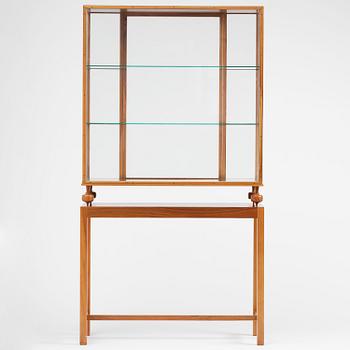 Josef Frank, a walnut showcase cabinet model "B 2077", Firma Svenskt Tenn.