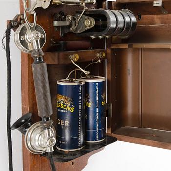 VÄGGTELEFON. LM Ericsson, omkring sekelskiftet 1900.