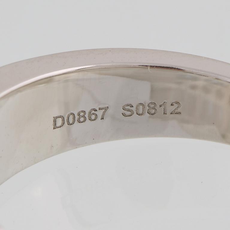 RING, 18K vitguld med 16 briljantslipade diamanter, 0.87 ct samt 10 baguetteslipade blå safirer, 0.81 ct. Vikt 7,9 gram.