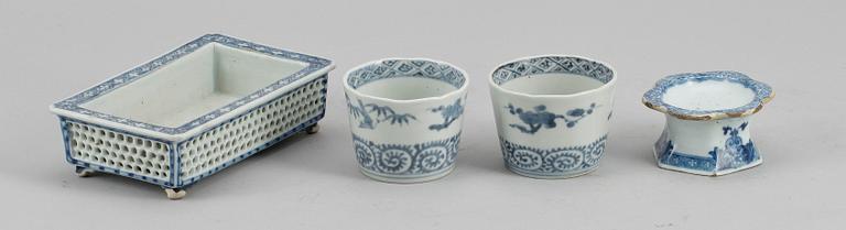 YTTERFODER, 2+1 samt SALTKAR, porslin, Kina, Qing dynastin, bland annat Qianlong (1735-96).
