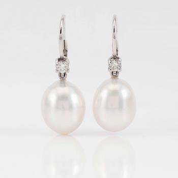 ÖRHÄNGEN, 1 par, 18K vitguld, diamanter tot ca 0.29 ct. och south sea pärlor.