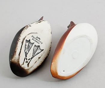 FIGURER, 2 st, stengods, Paul Hoff, Gustavsberg, 1900-talets andra hälft.