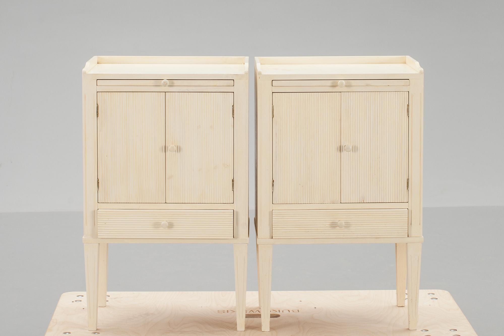 SÄNGBORD, ett par. Gustaviansk stil. 1900-talets andra hälft.