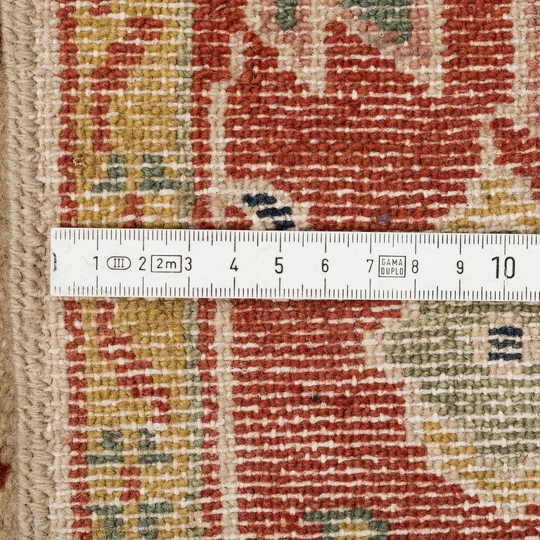 A RUG, Ushak design, ca 184 x 123 cm.