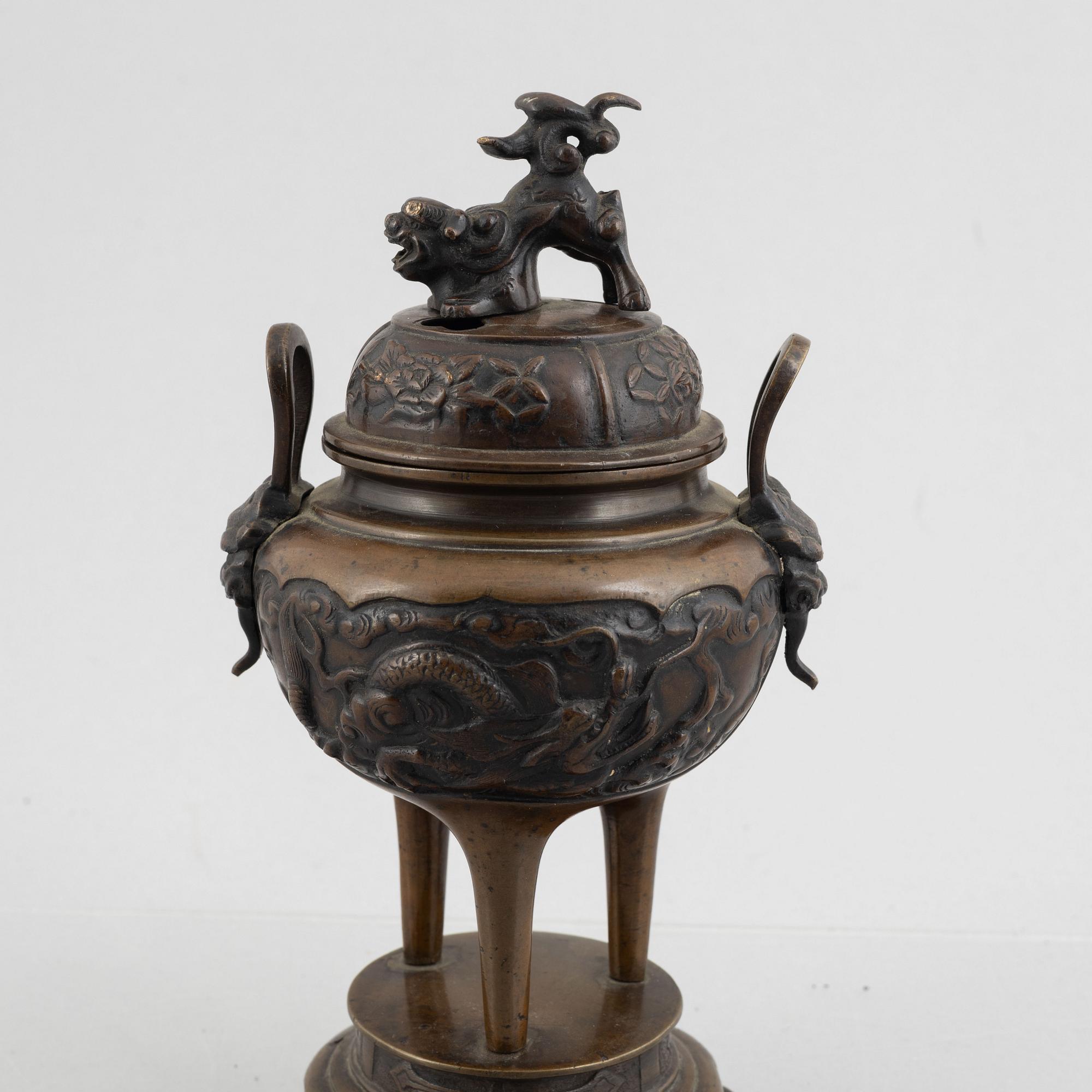 A Japanese bronze tripod censer, 19th century.