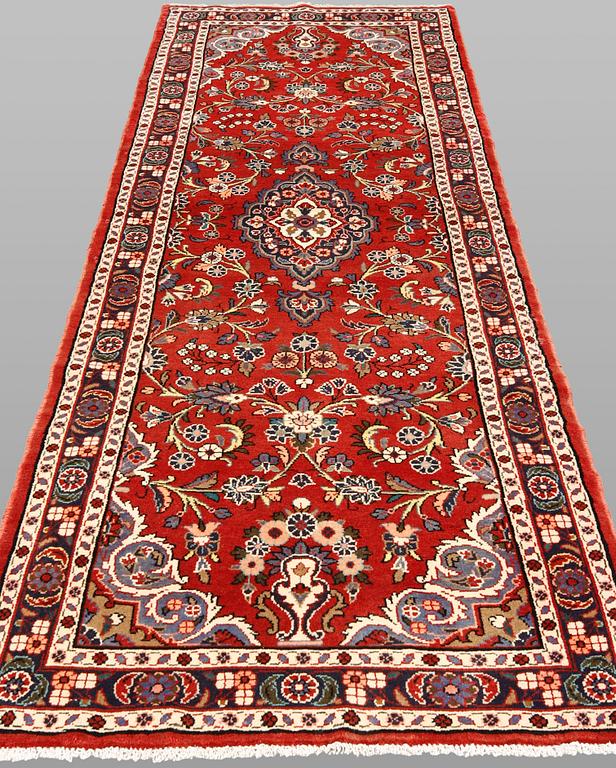 A Hamadan runner, approx. 285 x 102 cm.