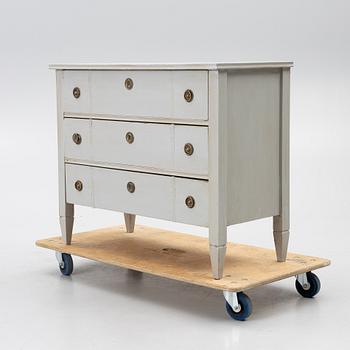 Chest of drawers, early 20th century.
