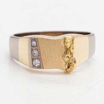 Klackring, 18K vit-/gultguld, briljantslipade diamanter tot. ca 0.06 ct.