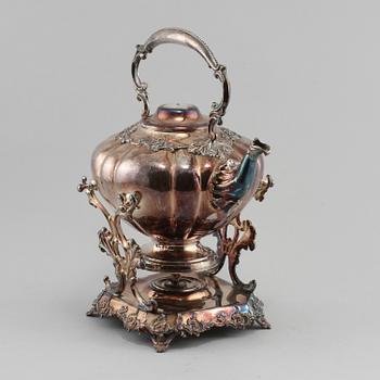 TEKANNA på RECHAUD, nysilver, rokokostil, troligen England, 1900-talets första del.