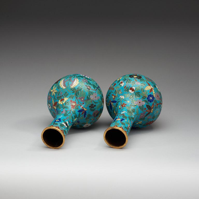 A pair of cloisonné vases, Qing dynasty.