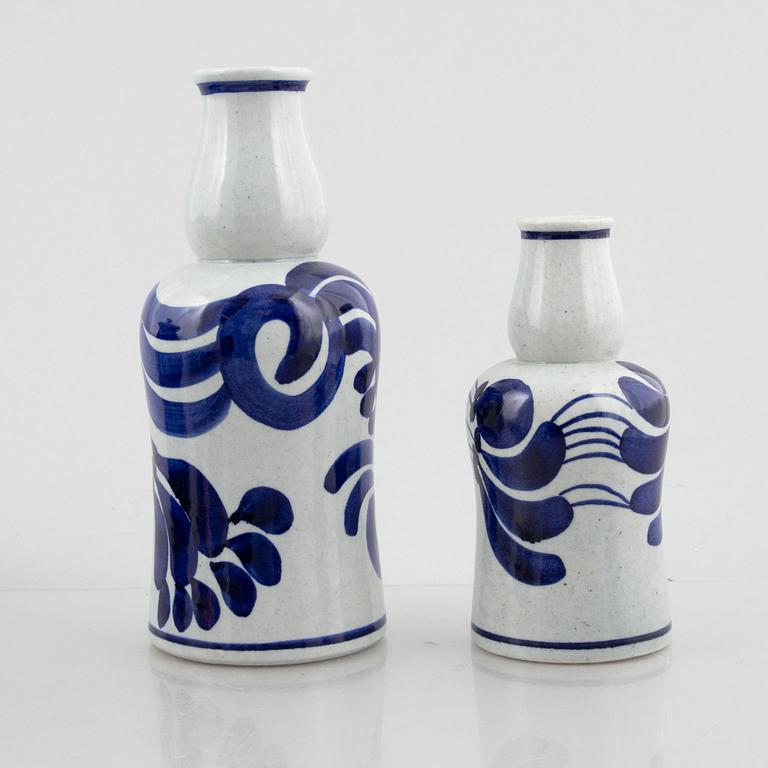 Lisa Larson, vaser, 2 st och skålar, ett par samt terrin med lock och skål med lock, stengods, Gustavsberg.