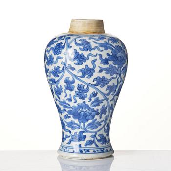 A blue and white vase, Qing dynasty, Kangxi (1662-1722).