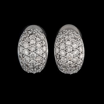 77. A pair of diamond earrings, 1.82 cts in total.