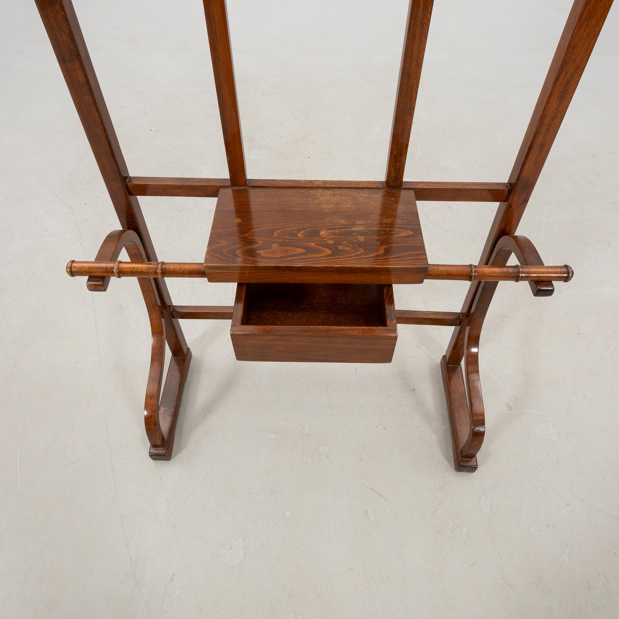 Hallmöbel/rockhängare 1900-talets första hälft.