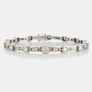 1124. A bracelet set with round brilliant- and eight-cut diamonds with a total weight of ca 4 cts.