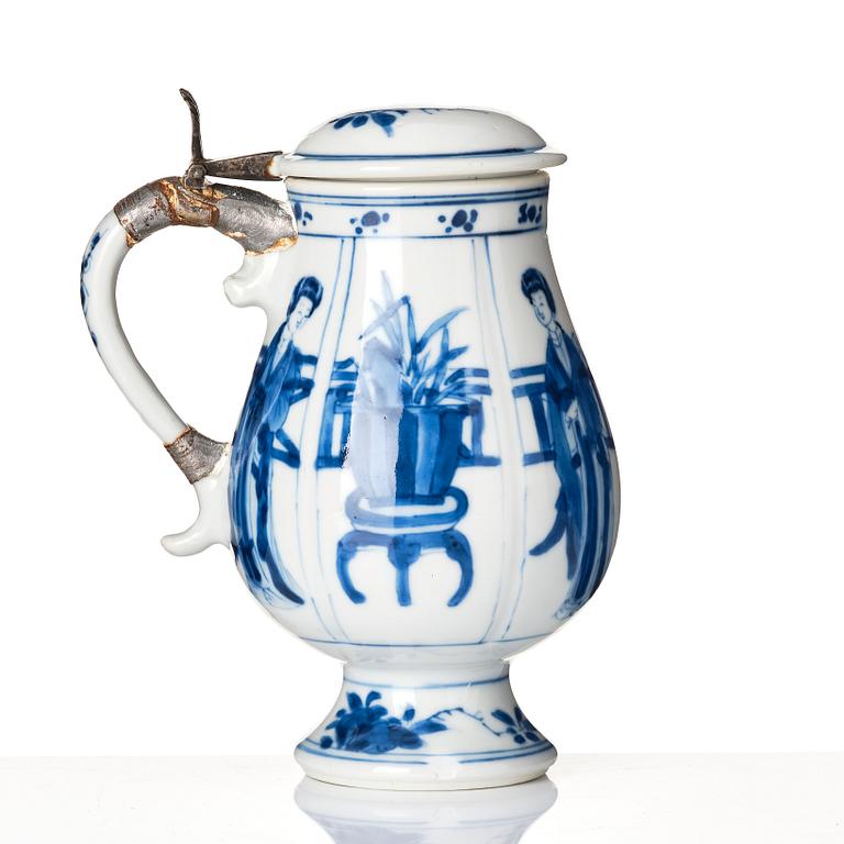 A blue and white mustard pot, Qing dynasty, Kangxi (1662-1722).