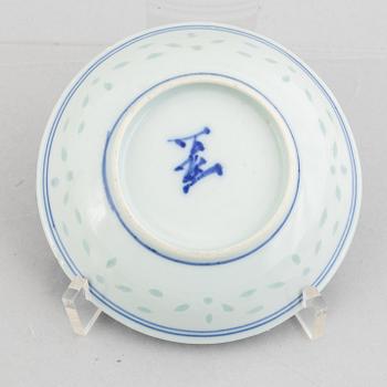 Parti kinesiskt porslin, 13 delar, Qingdynastin, 1700- och 1800-tal.