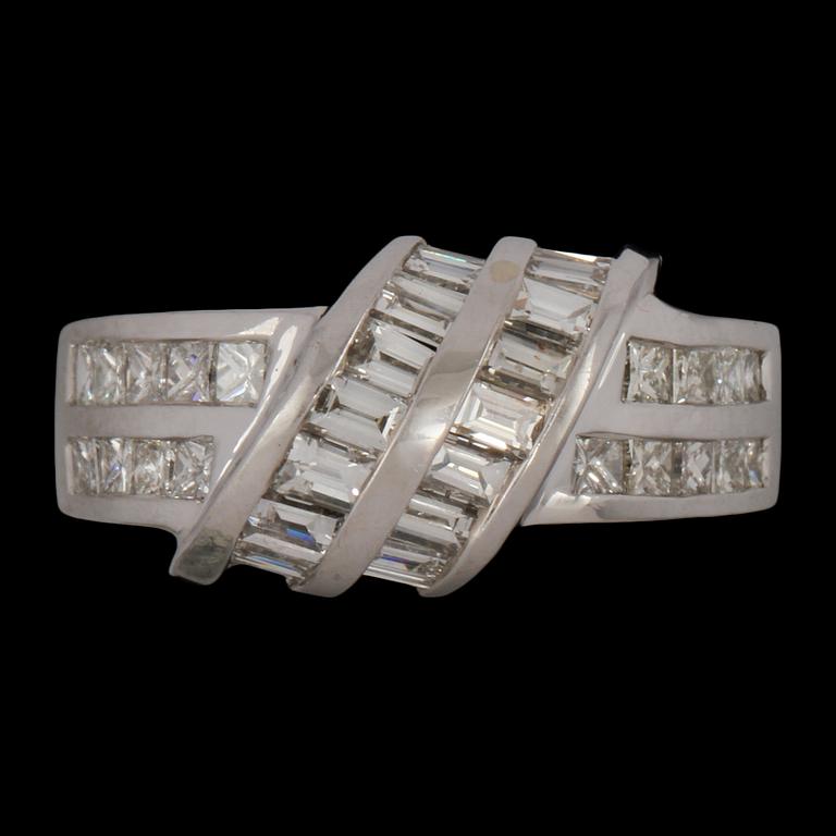 RING, 14k vitguld med prinsesslipade och baguettslipade diamanter, totalt ca 2.0 ct. Vikt 6 g.