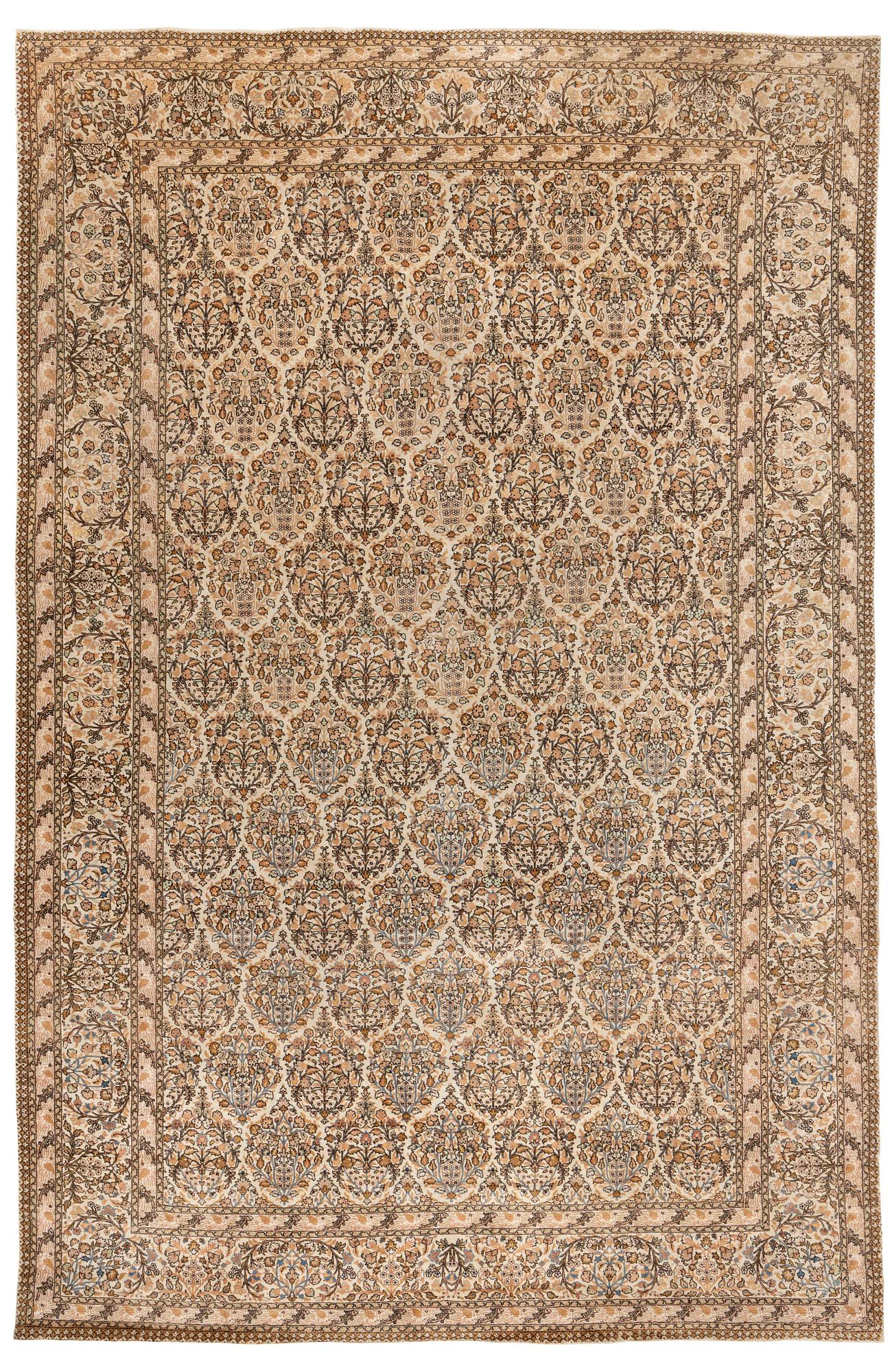 A carpet, semi-antique, Tabriz, ca 509,5 x 334,5 cm.