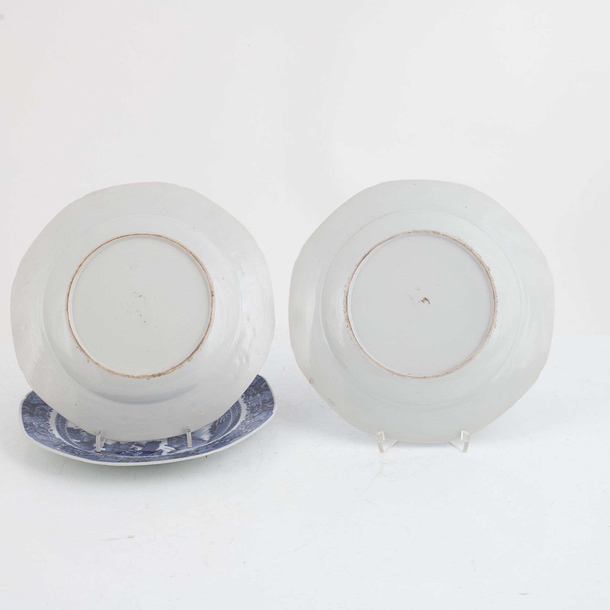 A set of seven Chinese export porcelain plates, Qing dynasty, Qianlong (1736-95).