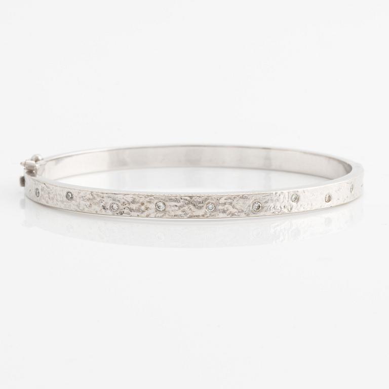 Bangle 14K gold with round brilliant-cut diamonds.