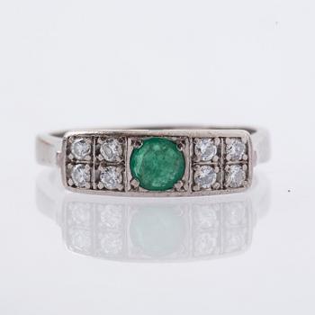 RING, 18K vitguld, med smaragd samt briljantslipade diamanter ca 0.22 ct.